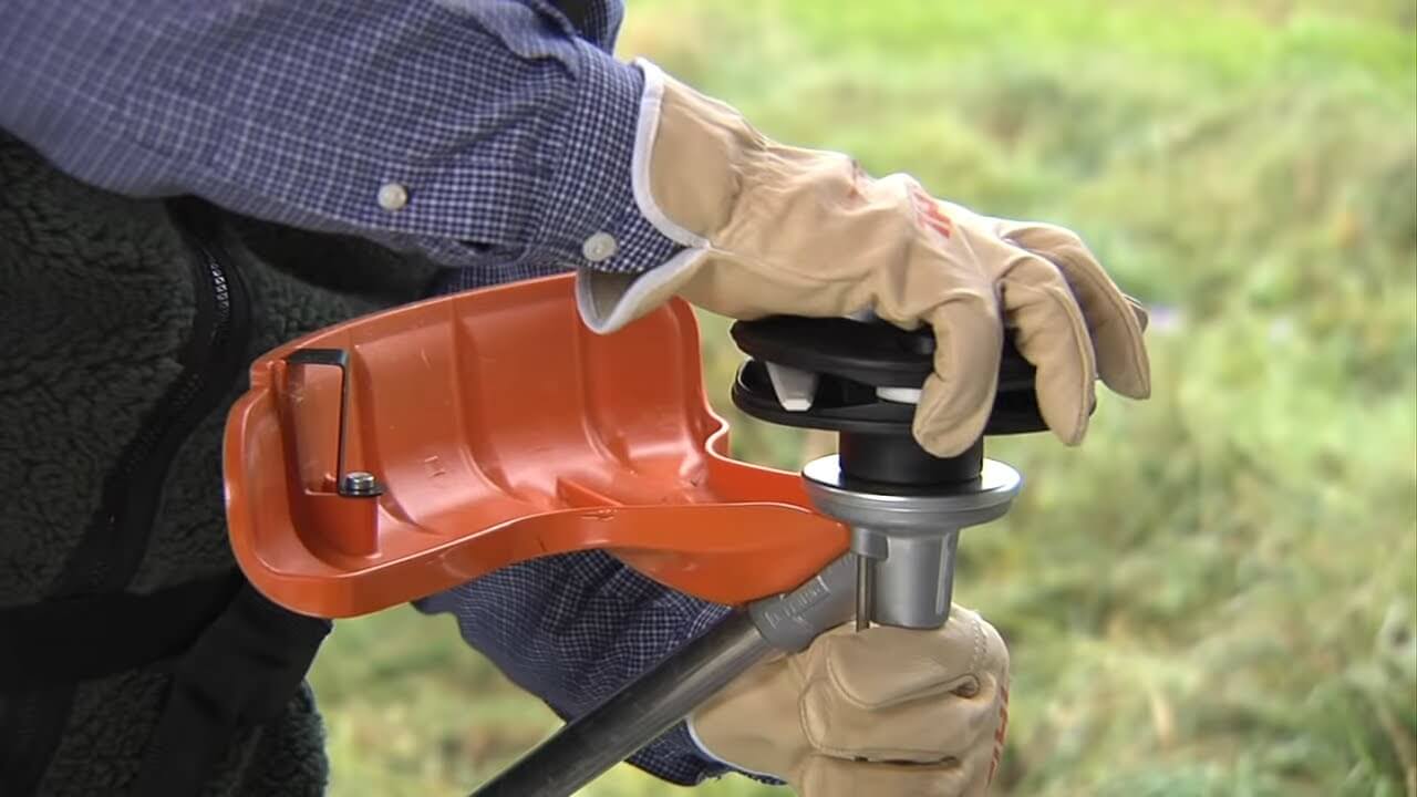 User assembling a STIHL mowing head for optimal cutting performance in lawn maintenance.