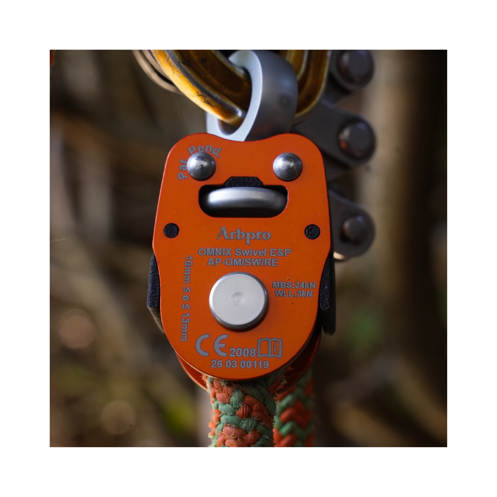 Close-up of ArbPro Omnix Swivel Eye&Pin connector showing features and safety markings.