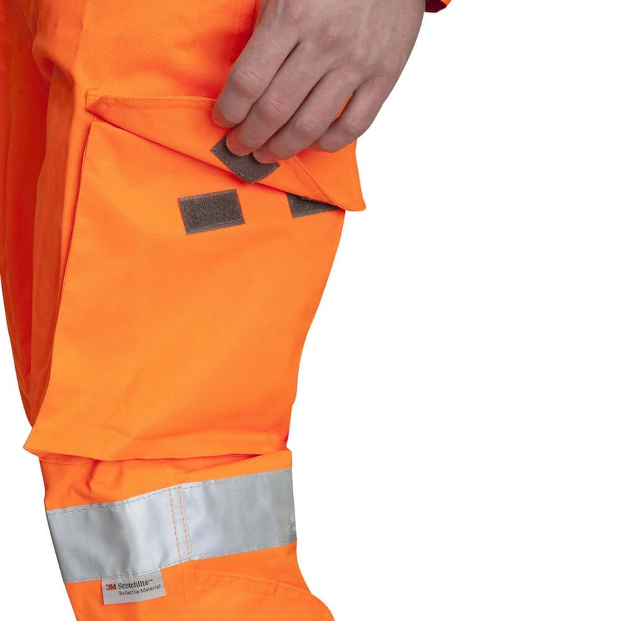 Two large cargo pockets