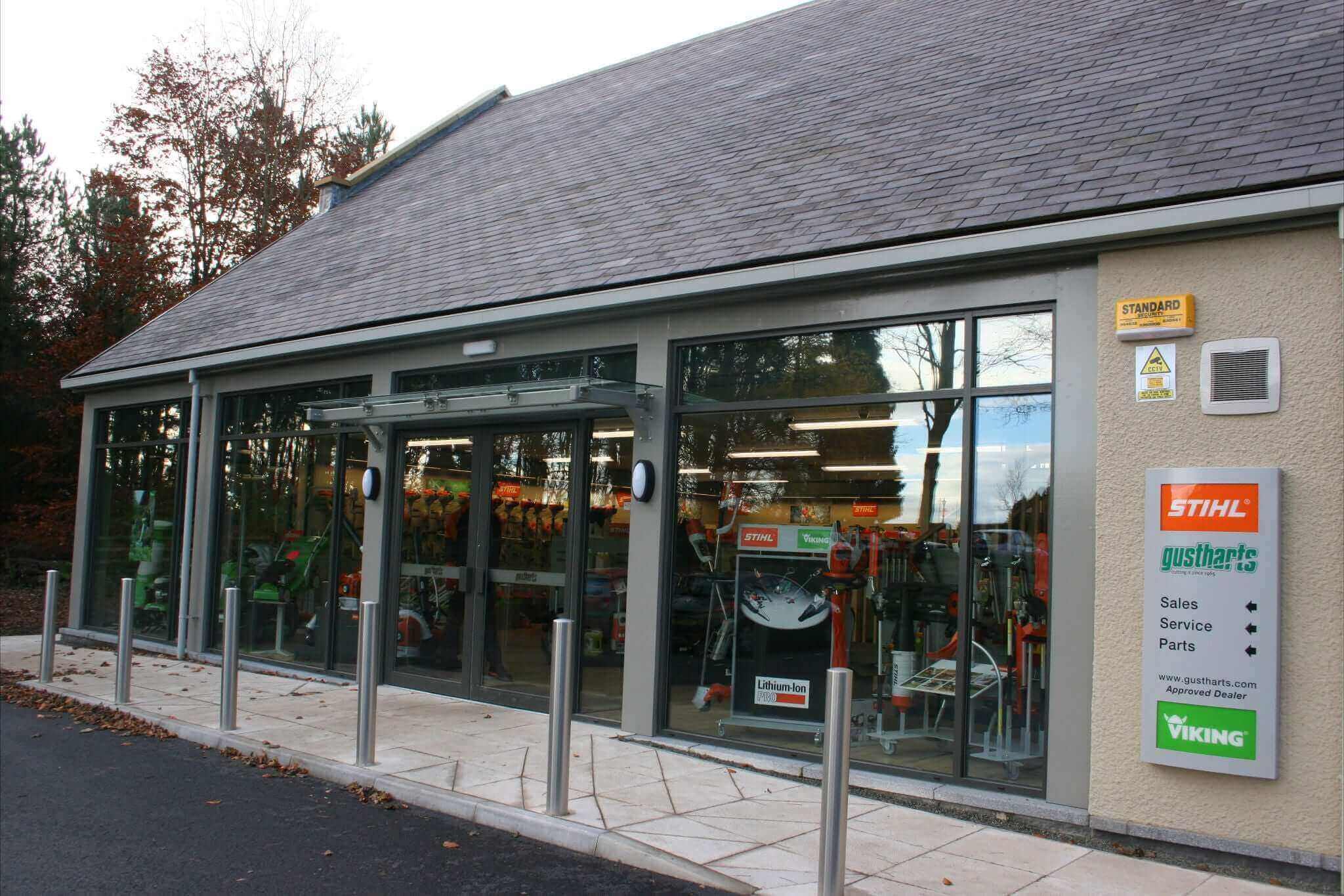 STIHL dealer advising a customer on fuel mixing ratios