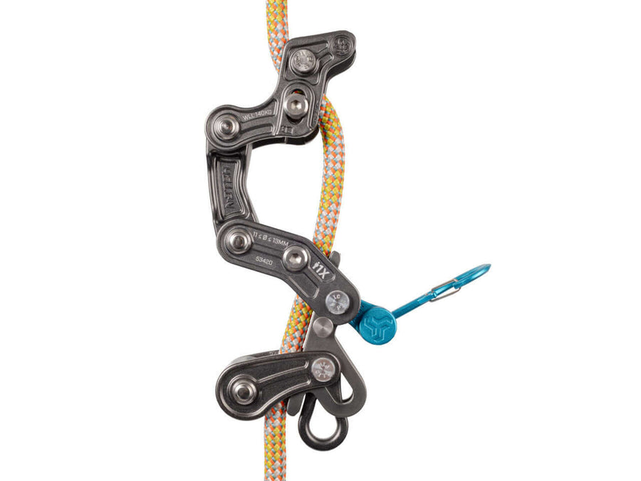 Stays connected while climbing