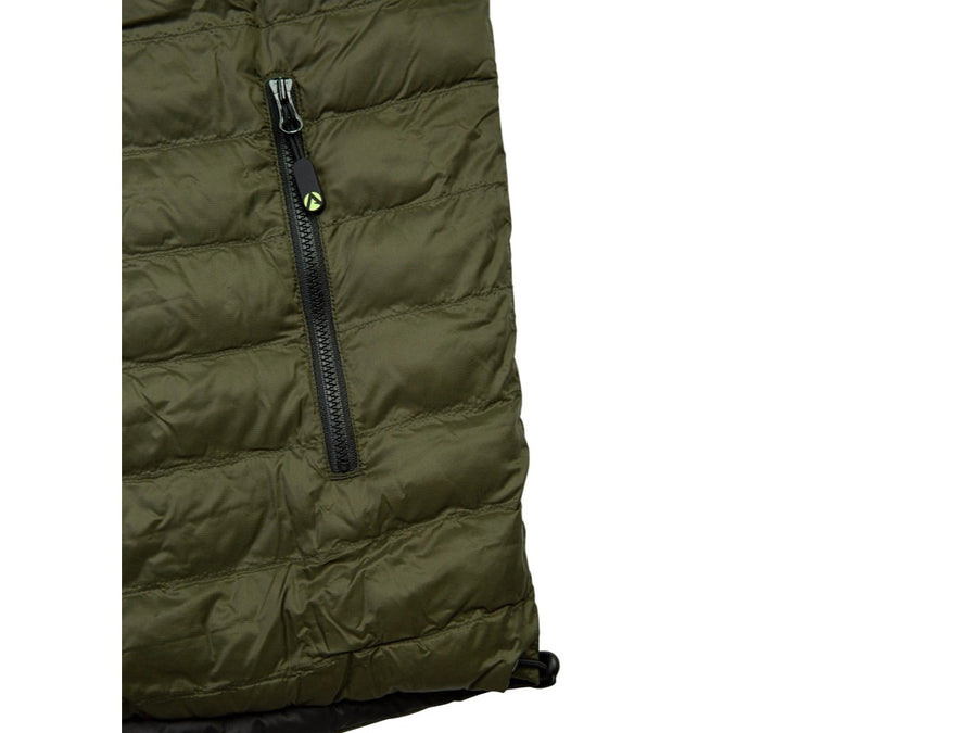 Zipped pockets and elasticated cuffs