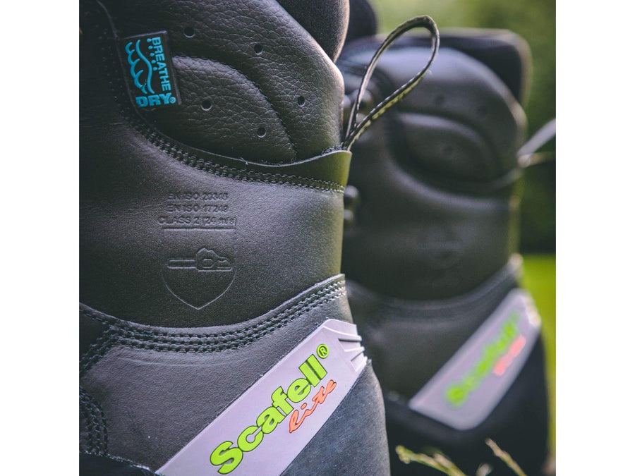 Close-fitting protective gaiter
