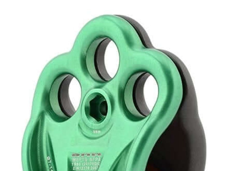 Three-hole rigging plate