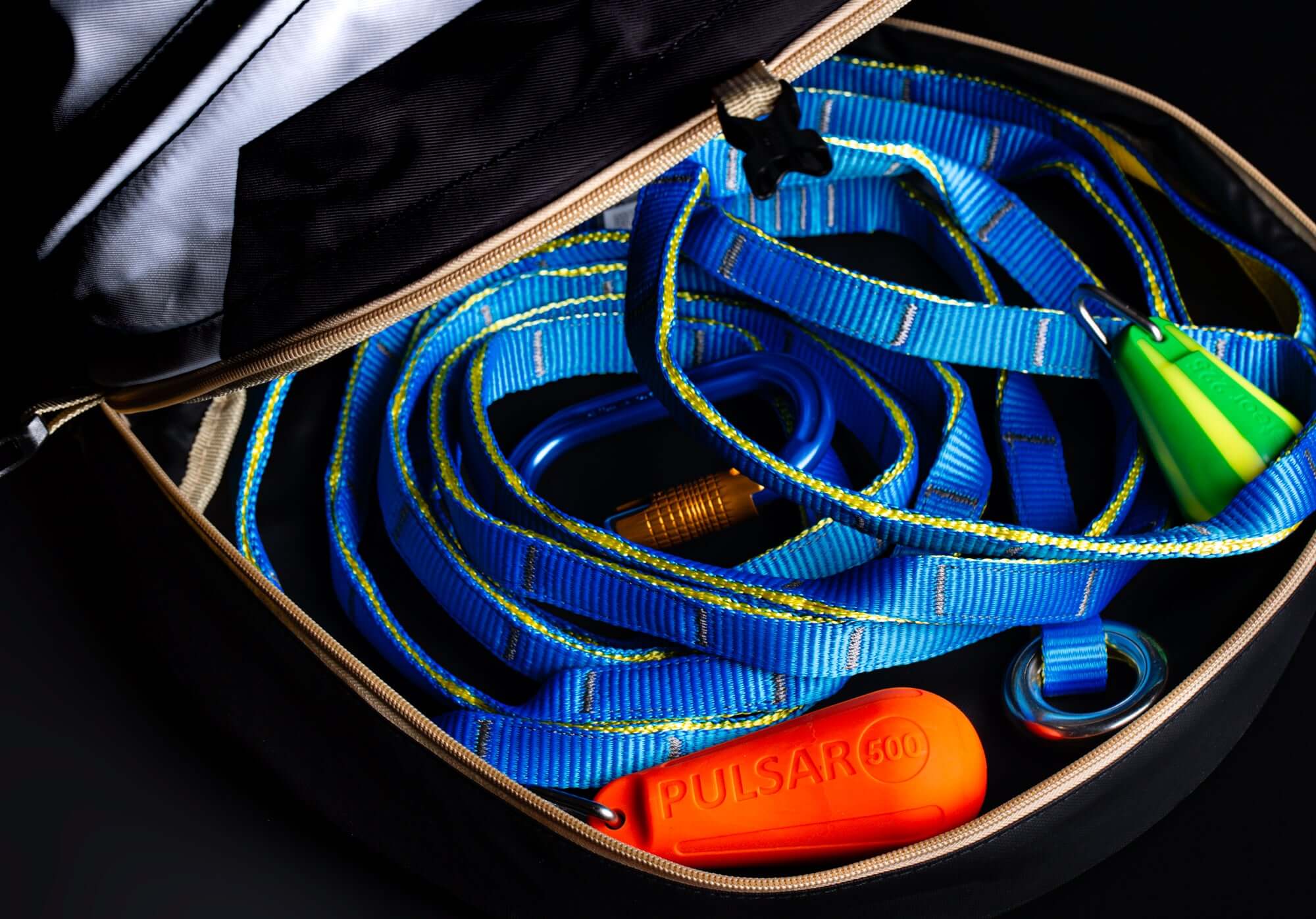 Interior view of FTC Matriosac 3 throwbag with blue throwline and climbing gear, designed for tree surgeons.