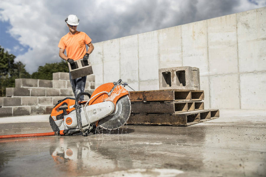 Water connection for wet cutting